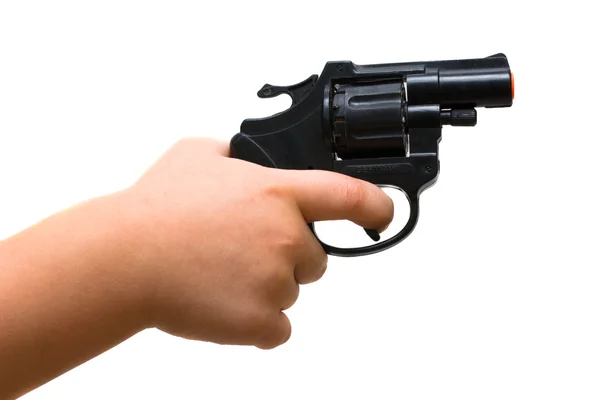 Barn handen håller en leksakspistol — Stockfoto