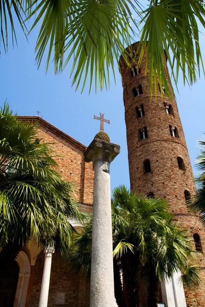 Cross on the pillar — Stock Photo, Image