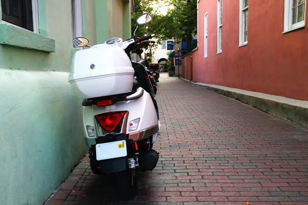 arka sokakta moped