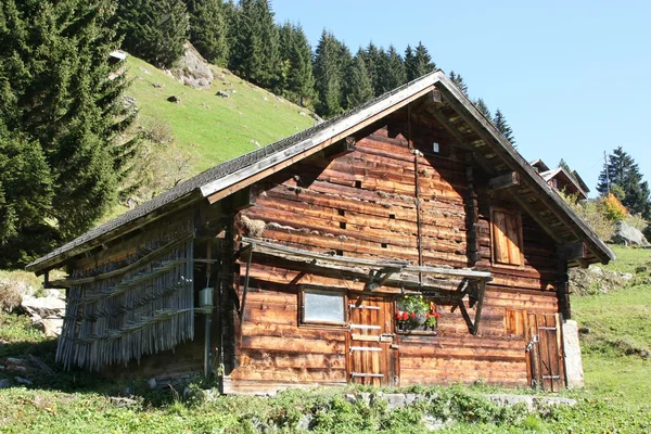 Дом фермера в швейцарских Альпах — стоковое фото