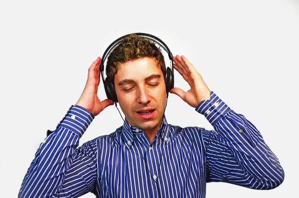 Młody człowiek z słuchawki, śpiew — Zdjęcie stockowe