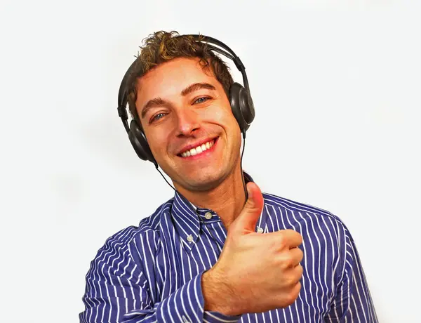 Καλή αναζητούν τύπος με ακουστικά, χαμογελώντας, μπράβο — Φωτογραφία Αρχείου