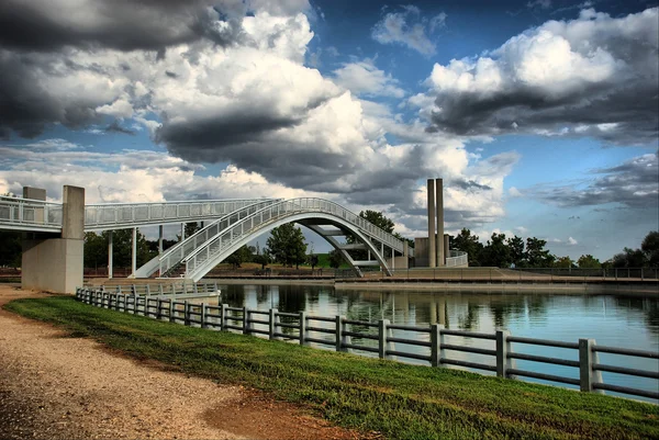 マドリード - パルケ Juan Carlos I. プエンテ sobre エル ラーゴ。(湖橋します。) ロイヤリティフリーのストック画像