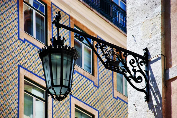 Lissabon. Fliesen und Lampen in Chiado — Stockfoto