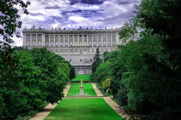 Madryt. Palacio real desde el campo del moro (Pałac Królewski). — Zdjęcie stockowe