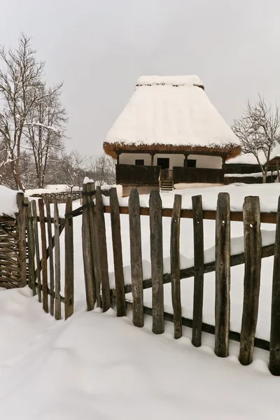 Rumah berkarat di musim dingin — Stok Foto