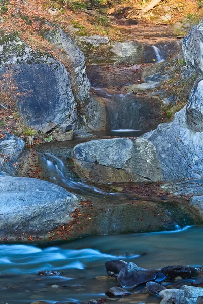 Un petit ruisseau de montagne — Photo
