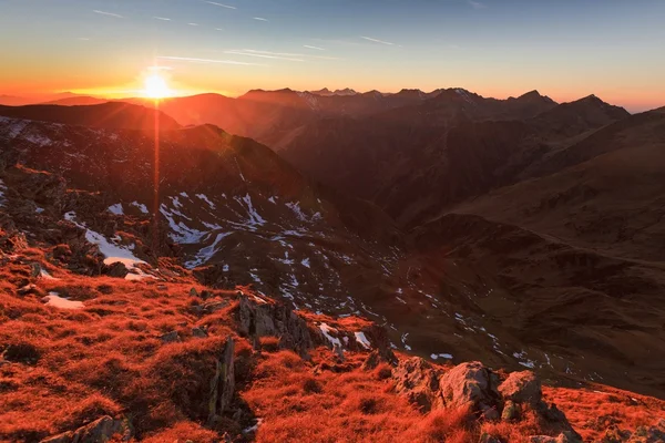 Puesta de sol en las montañas Cárpatas, Rumania — Foto de Stock