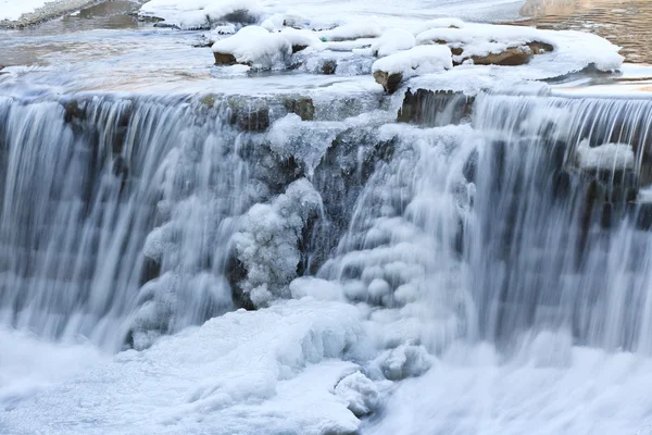 Водопад зимой — стоковое фото
