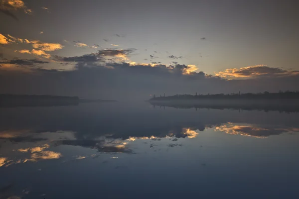 Chmury nad jeziorem — Zdjęcie stockowe