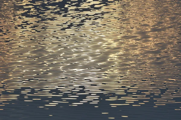 Refleksja słoneczna nad wodą — Zdjęcie stockowe