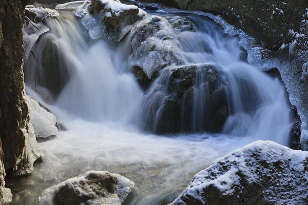 Ein kleiner Wasserfall im Winter — Stockfoto