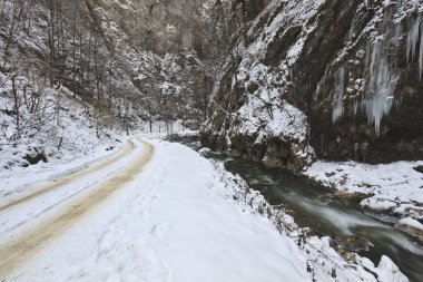 dağlar arasında rustik yolu