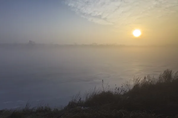 Salida del sol en un lago congelado — Foto de Stock