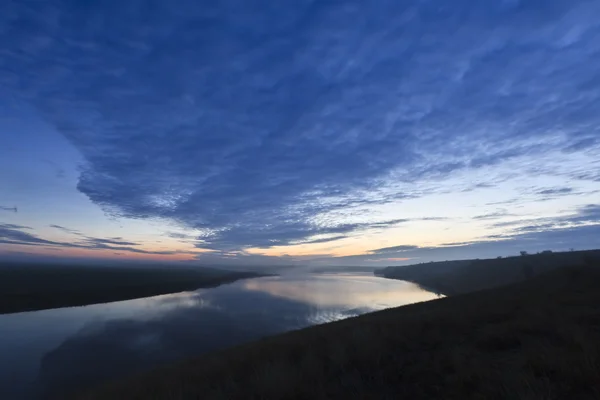 Göl kenarında bulutlar — Stok fotoğraf
