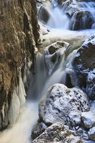 Malý vodopád v zimě — Stock fotografie