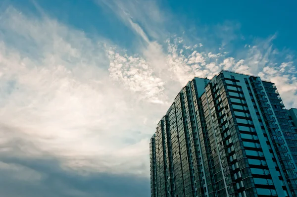 Sky och bostadshus — Stockfoto