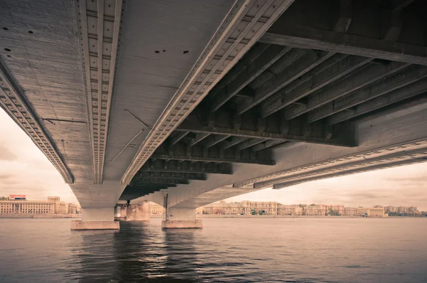Под мостом вид на город — стоковое фото