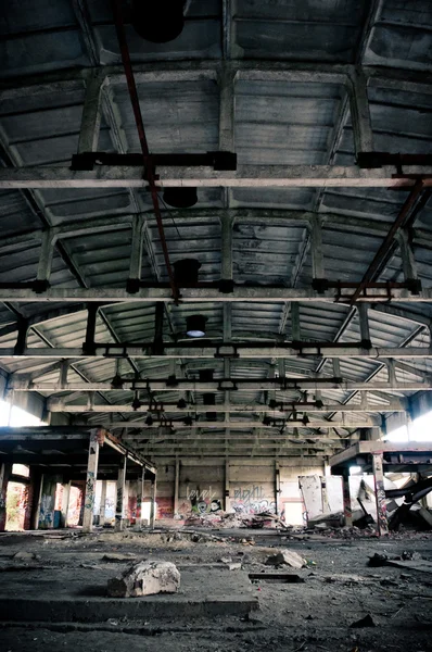 Εγκαταλελειμμένο εργοστάσιο συμμετρική εσωτερικό — Φωτογραφία Αρχείου