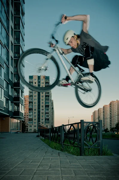 Biker hoppa genom staketet — Stockfoto