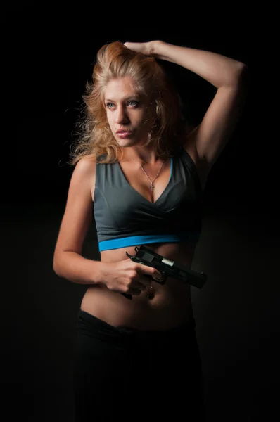Mujer de belleza con pistola —  Fotos de Stock