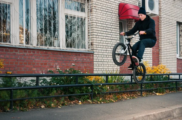 Biker gör icepick grind trick — Stockfoto