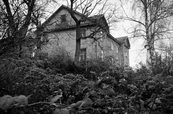 Одинокий темный дом на холме — стоковое фото