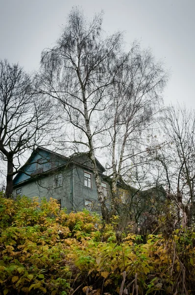寂寞被遗弃的房子在小山 — 图库照片