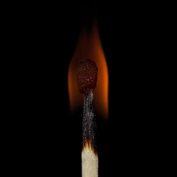 Streichholz mit Flamme — Zdjęcie stockowe