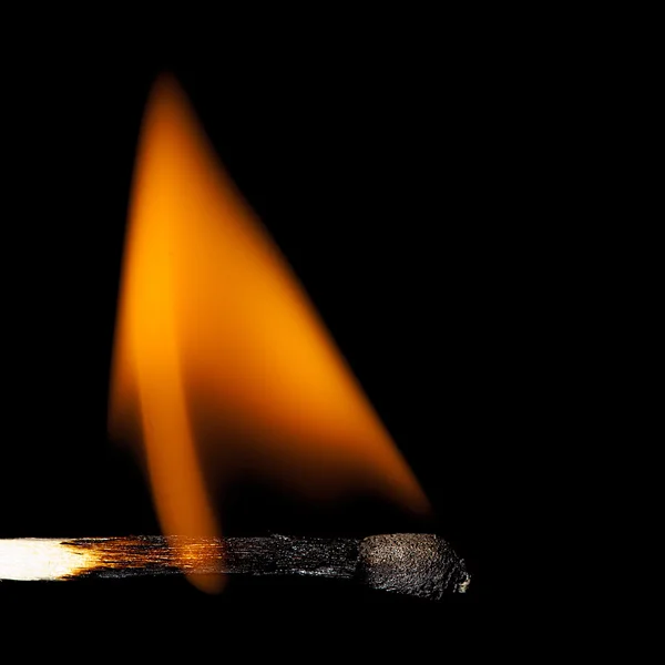Streichholz mit Flamme — Stockfoto