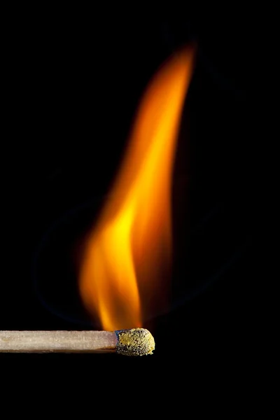 Streichholz mit Flamme — Stock Photo, Image