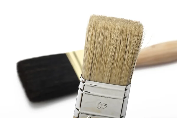 Zwei Farbeimer mit zwei Farb pinseln und farbfLigucher — Foto Stock