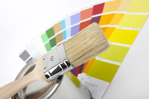 Farbe farbfächer pinsel farbtopf renovieren heimwerker baumarkt — 图库照片