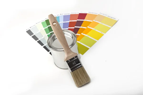 Farbe farbfächer pinsel farbtopf renovieren heimwerker baumarkt — Stockfoto
