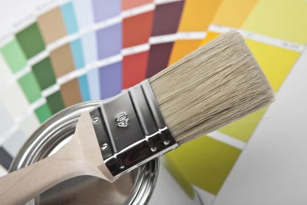 Farbe farbfächer pinsel farbtopf renovieren heimwerker baumarkt — Zdjęcie stockowe