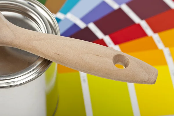 Farbe farbfächer pinsel farbtopf renovieren heimwerker baumarkt — Stock Photo, Image