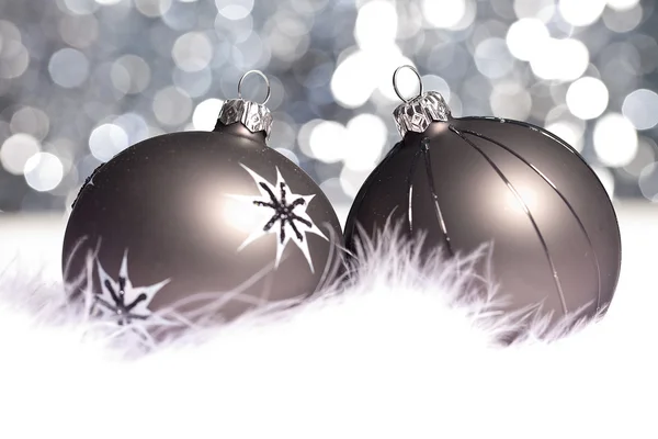 Weihnachten schnee eis schwarz vintern kugel weihnachtsbaum — Stockfoto