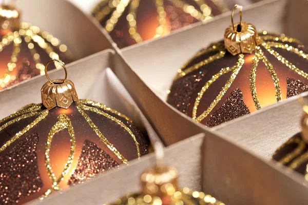Weihnachten schnee eis karton guld vintern kugel weihnachtsbaum — Stockfoto