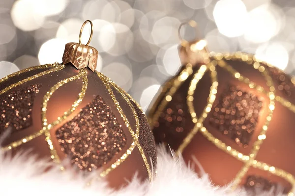 Weihnachten schnee eis braun guld vintern kugel weihnachtsbaum — Stockfoto