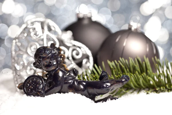Weihnachten schnee eis schwarz engel vinter kugel weihnachtsbaum - Stock-foto