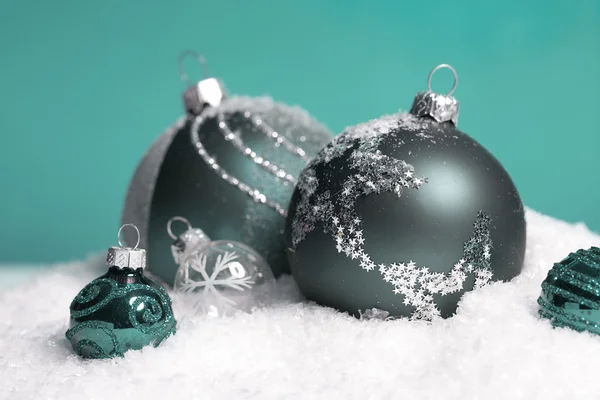 Weihnachten schnee eis grün winter kugel weihnachtsbaum — Stockfoto