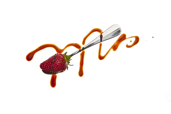 Schokolade flüssig sirup kunst löffel frucht obst Erdbeere — Stok fotoğraf