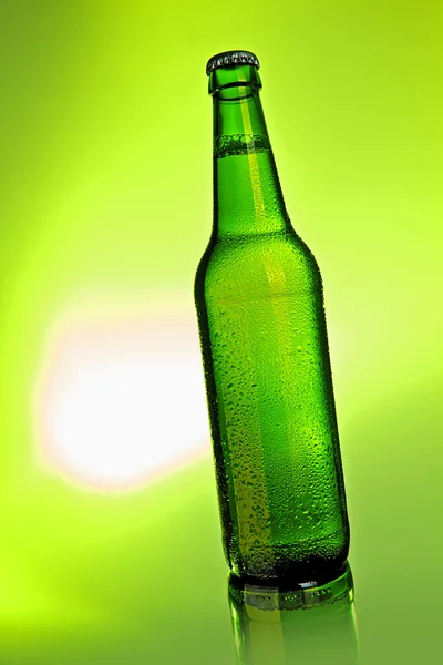Bier flasche alkohol trinken wassertropfen getrthe Kronkorken —  Fotos de Stock