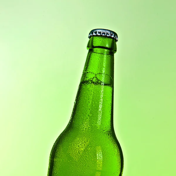 Bier flasche alkohol trinken wassertropfen getränk Kronkorken — Stock fotografie