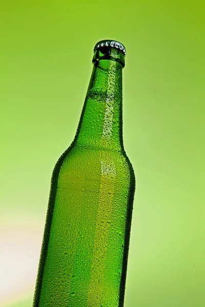 Bier flasche alkohol trinken wassertropfen getränk Kronkorken — Stock fotografie