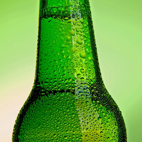Bier flasche alkohol trinken wassertropfen getränk Kronkorken — Stockfoto