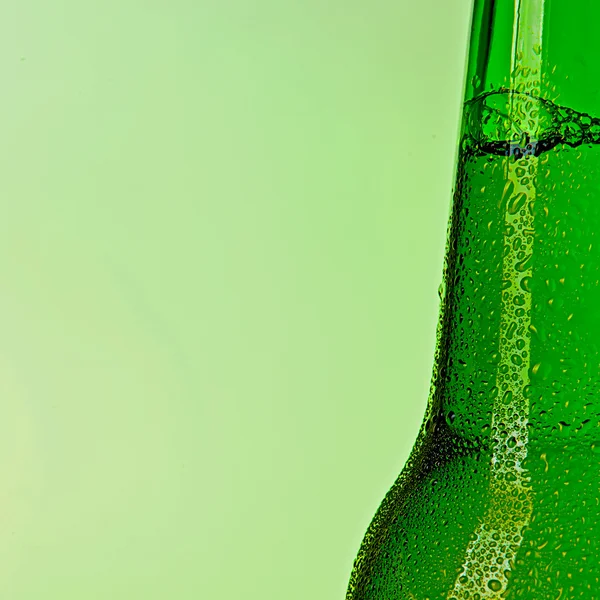 Bier flasche alkohol trinken wassertropfen getrthe Kronkorken —  Fotos de Stock