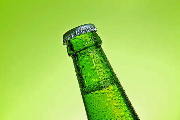 Bier flasche alkohol trinken wassertropfen getrthe Kronkorken — Foto de Stock