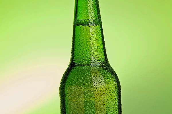 Bier flasche alkohol trinken wassertropfen getränk Kronkorken — Stock Photo, Image