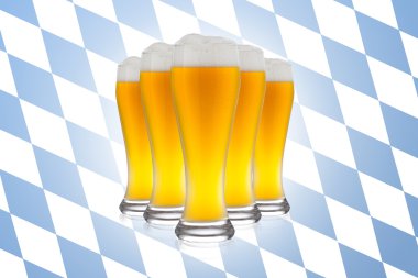 weizenbierglas tropfen bier oktoberfest bayern içerken